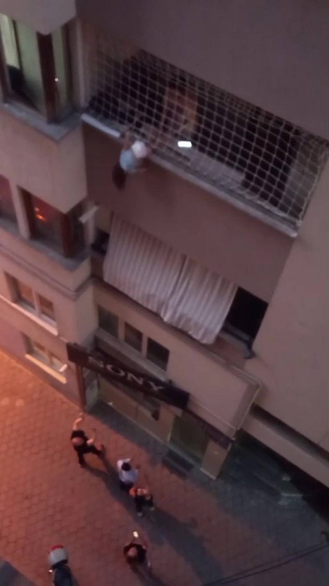 Can pazarı yaşandı! Küçük çocuk balkon filesine asılı kaldı! 6